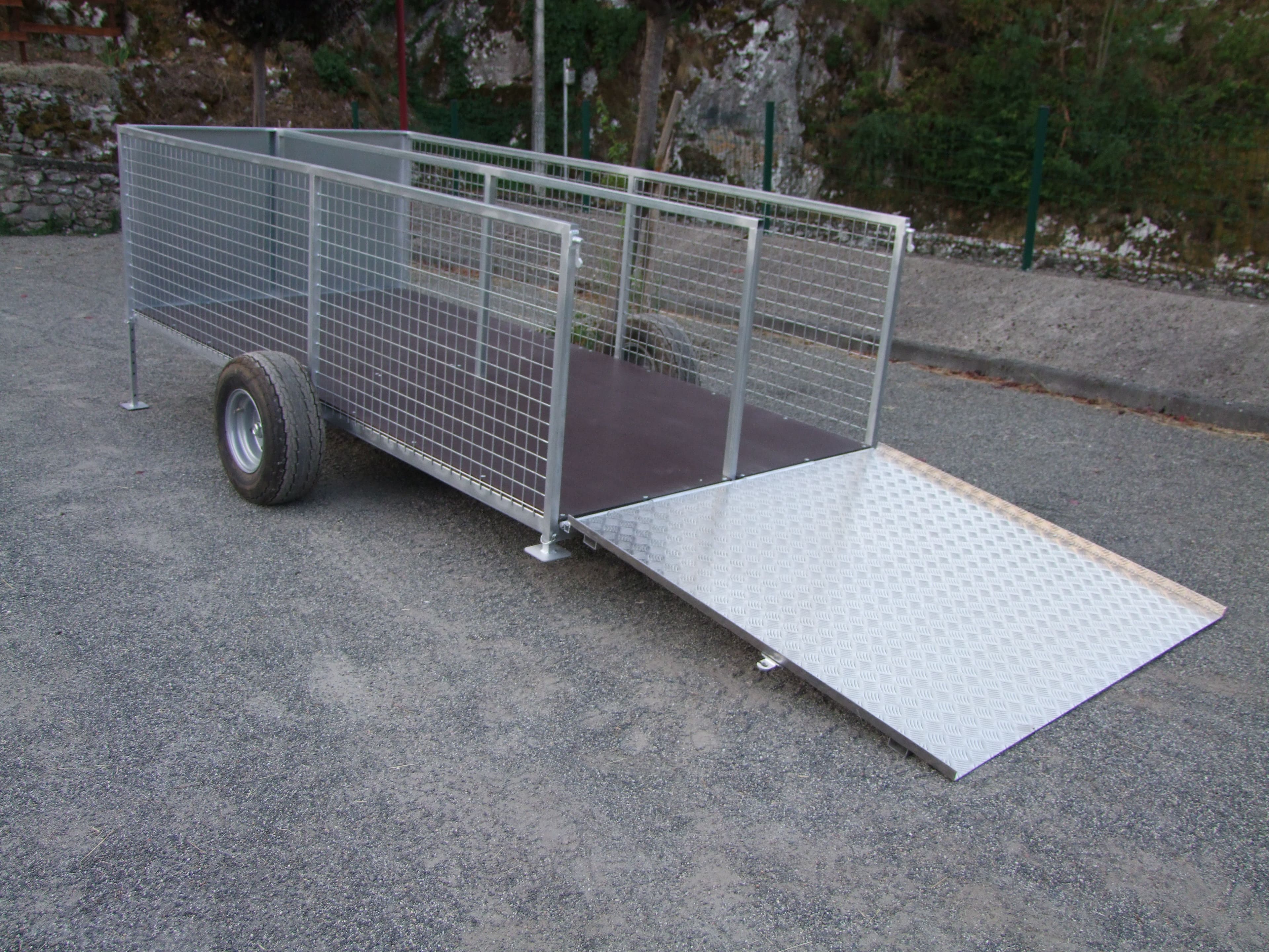 Remorque Roul Poubelles  en position ouvert 